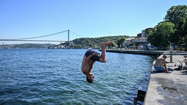 İstanbul sakinleri, İstanbul Boğazı'nda denize girerek serinlemeye çalıştı - Sputnik Türkiye