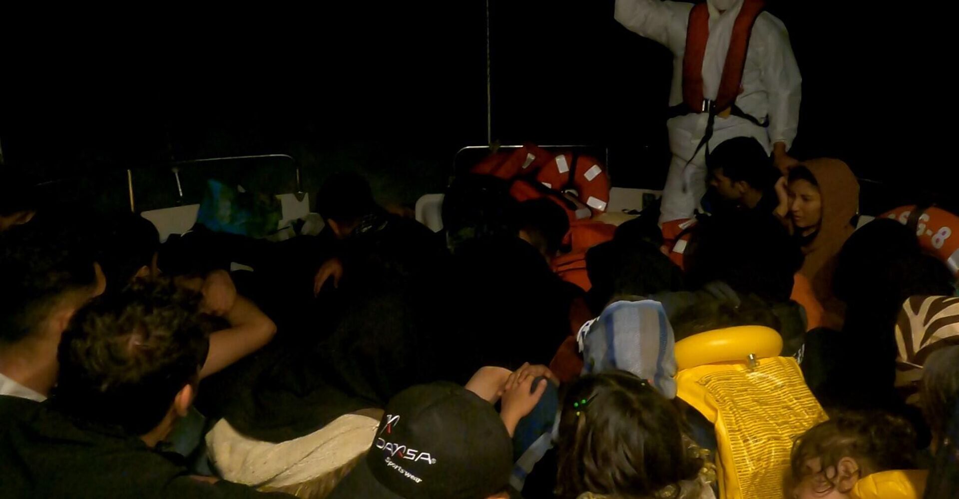 Çanakkale'nin Ayvacık ilçesi açıklarında Sahil Güvenlik ekiplerince lastik bot içinde 170 kaçak göçmen yakalandı. - Sputnik Türkiye, 1920, 05.08.2023