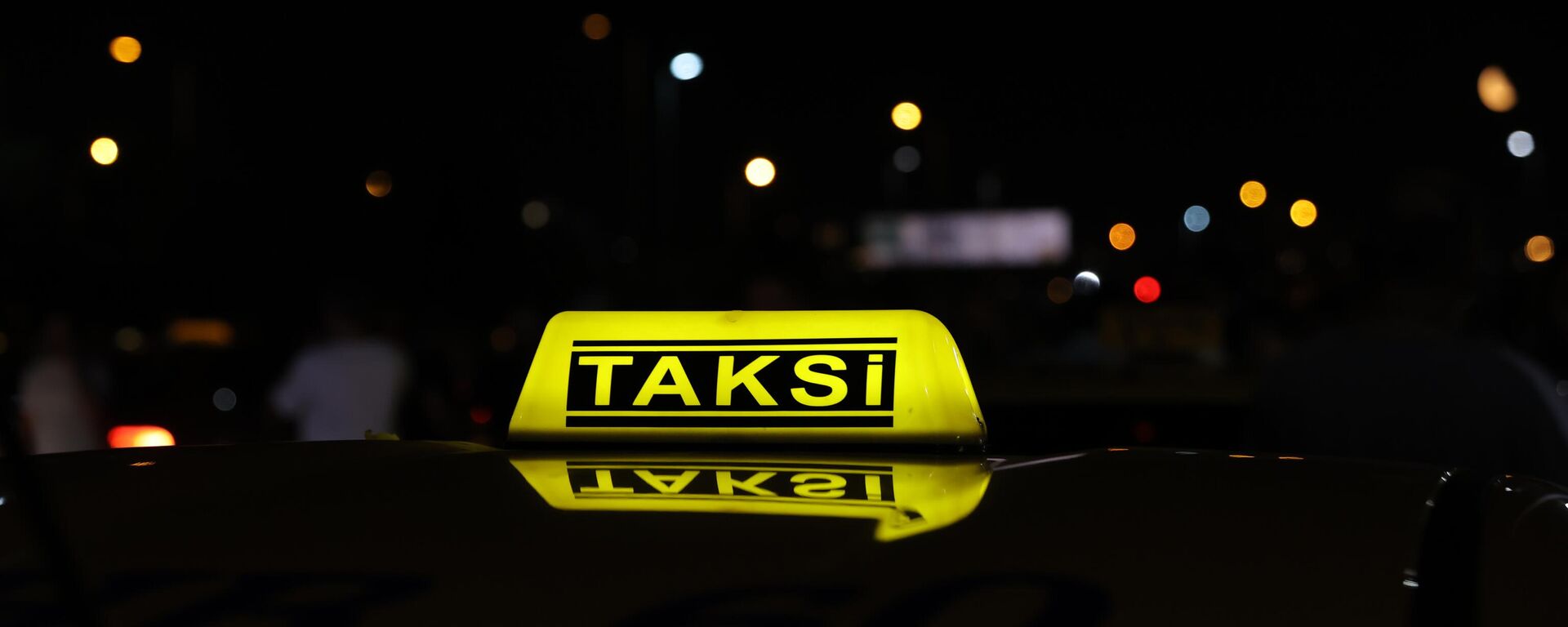  İstanbul'da bir grup taksici konvoy oluşturarak taksimetre ücretlerine yüzde 100 zam yapılmasını talep etti. Avrupa yakasında Fatih'teki Vatan Caddesi'nde, Anadolu yakasında Göztepe Köprüsü'nde toplanarak konvoy halinde Yenikapı Sahili'ne hareket eden çok sayıda taksici taksimetre ücretlerine zam talebinde bulundu. - Sputnik Türkiye, 1920, 08.08.2023