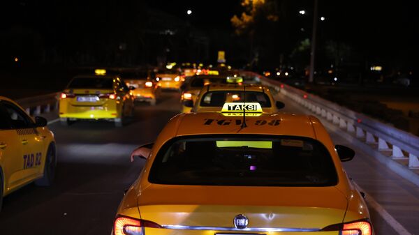  İstanbul'da bir grup taksici konvoy oluşturarak taksimetre ücretlerine yüzde 100 zam yapılmasını talep etti. Avrupa yakasında Fatih'teki Vatan Caddesi'nde, Anadolu yakasında Göztepe Köprüsü'nde toplanarak konvoy halinde Yenikapı Sahili'ne hareket eden çok sayıda taksici taksimetre ücretlerine zam talebinde bulundu. - Sputnik Türkiye