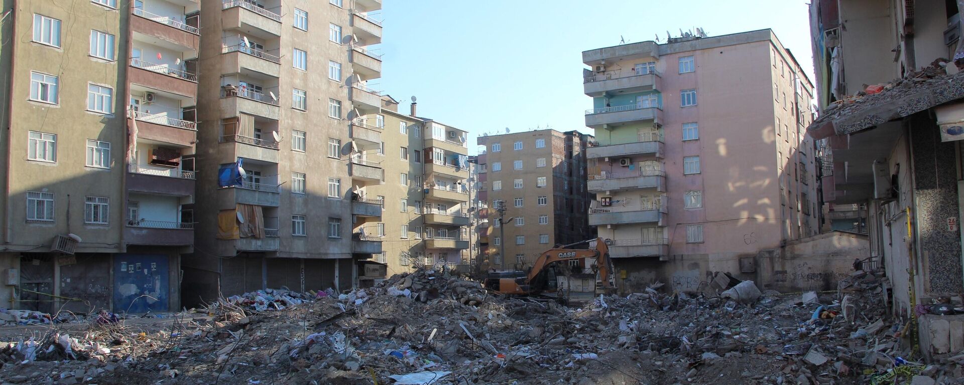 Diyarbakır'da, 6 Şubat'ta meydana gelen Kahramanmaraş merkezli depremlerde yıkılması sonucu 60 kişinin yaşamını yitirdiği Yoldaş Apartmanı'na ilişkin kapsamlı bilirkişi raporu hazırlandı. Yapının, ruhsatsız ve projesiz inşa edildiği belirlendi. - Sputnik Türkiye, 1920, 20.09.2023
