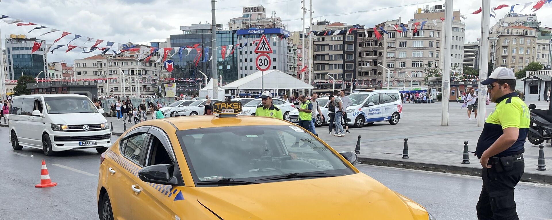 İstanbul'da yapılan denetimlerde yolcu seçen ve mesafe soran 3 taksiciye toplam 12 bin 628 lira ceza kesildi. - Sputnik Türkiye, 1920, 08.01.2024