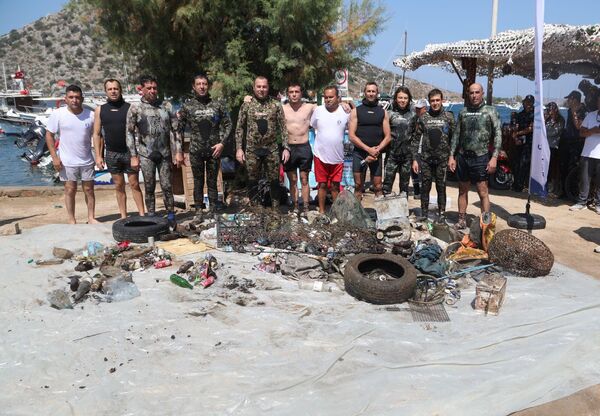 Denizden toplanan atıklar Bodrum Belediyesi 1. Sınıf Atık Getirme Merkezi&#x27;ne nakledildi. - Sputnik Türkiye