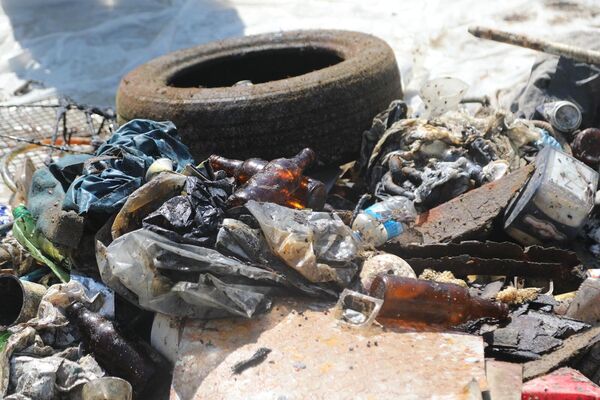 Ekipler denizden aralarında plastik, metal, cam, lastik, elektronik atıkların da bulunduğu 128 kilogram çöp çıkarttı. - Sputnik Türkiye