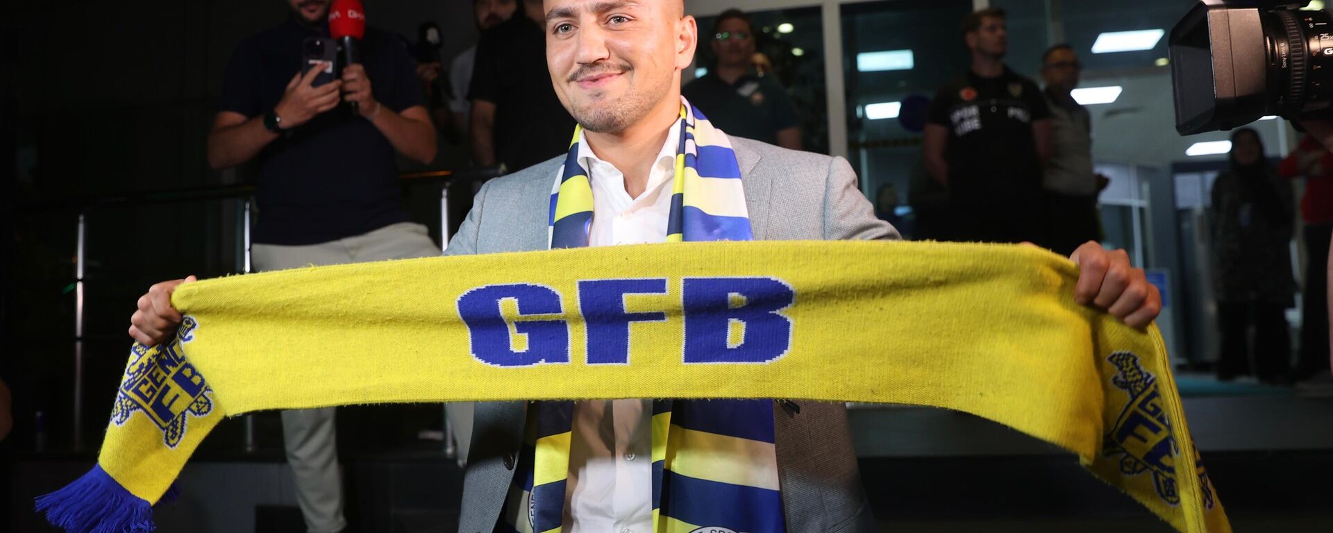Fenerbahçe'nin transferi için prensip anlaşmasına vardığı futbolcu Cengiz Ünder - Sputnik Türkiye, 1920, 08.09.2025