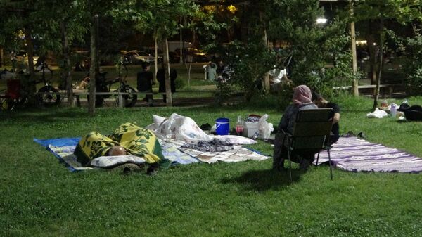 Üç depremle sarsılan Malatyalılar park ve bahçelerde sabahlıyor - Sputnik Türkiye