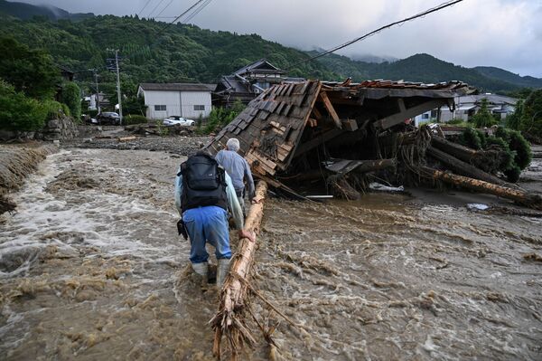 Ülkenin Mie, Wakayama, Kyoto, Osaka, Hygo, Shiga ve Shizuoka eyaletleri ve çevresinde etkili olan tayfun nedeniyle yaralananların sayısı 50&#x27;ye yükseldi. Şiddetli yağışlar sonucu Shizuoka eyaletinde 165 bin 803 hanedeki 382 bin 326 kişiye tahliye çağrısı yapılırken, Mie eyaletinde 6 bin 240 hanede elektrik kesintisi yaşandı. - Sputnik Türkiye