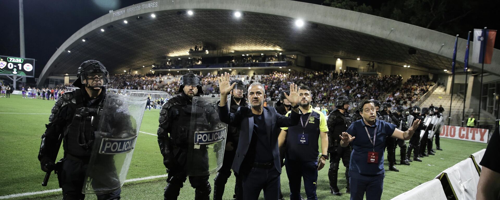 Fenerbahçe, UEFA Avrupa Konferans Ligi 3. eleme turu rövanş maçında Maribor ile Ljudski Vrt Stadı'nda karşılaştı. Maç,  tribünde yaşanan olaylar sebebiyle durduruldu.  - Sputnik Türkiye, 1920, 17.08.2023