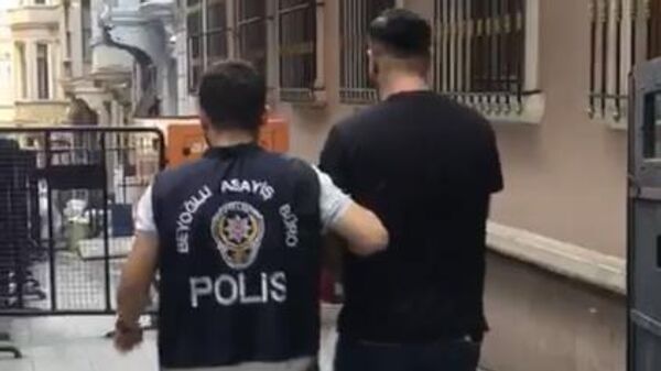 İstanbul'da Fas uyruklu yolcuyu döverek ölümüne neden olan taksici 'kasten yaralama neticesinde ölüme neden olma' suçundan tutuklandı. - Sputnik Türkiye