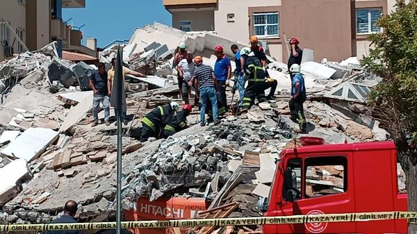 Gaziantep'in Şahinbey ilçesi Binevler Mahallesinde hasarlı bir binanın yıkımı esnasında bina kepçe operatörünün üzerine çöktü. - Sputnik Türkiye