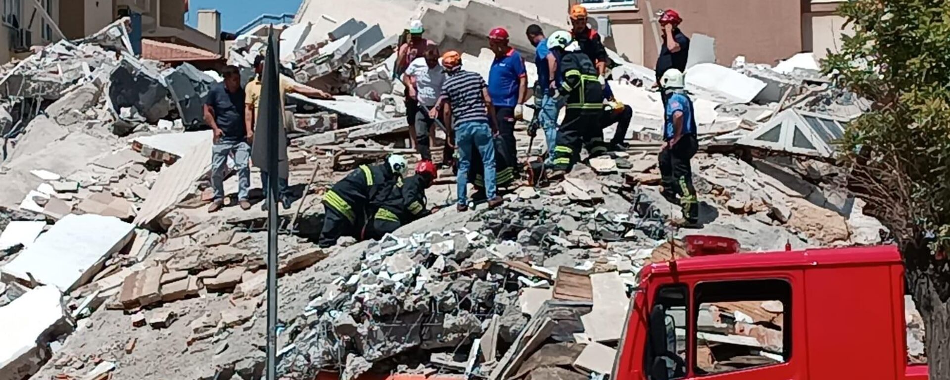 Gaziantep'in Şahinbey ilçesi Binevler Mahallesinde hasarlı bir binanın yıkımı esnasında bina kepçe operatörünün üzerine çöktü. - Sputnik Türkiye, 1920, 20.08.2023