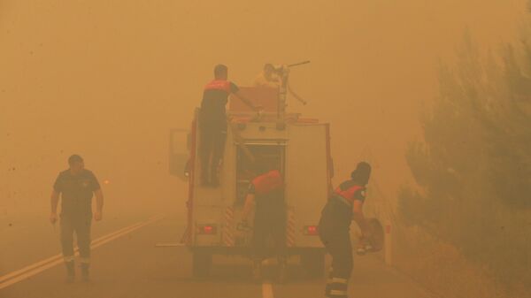 Çanakkale'de merkeze bağlı Kayadere köyü yakınındaki ormanlık alanda henüz bilinmeyen nedenle yangın çıktı. Durumun bildirilmesinin ardından Çanakkale Orman Bölge Müdürlüğünce bölgeye çok sayıda ekip sevk edildi. Ekipler, rüzgarın da etkisiyle büyüyen alevleri kontrol altına almak için havadan ve karadan çalışma başlattı. - Sputnik Türkiye