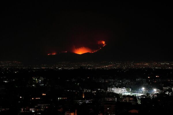 Parnita yakınlarındaki Menidi ve Agia Paraskevi&#x27;de çok sayıda ev yangından zarar gördü. - Sputnik Türkiye
