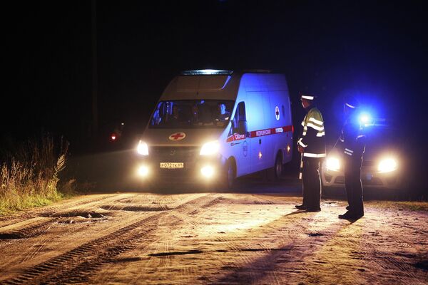 Машина скорой помощи и сотрудники полиции на месте крушения частного самолета Embraer Legacy в Тверской области - Sputnik Türkiye