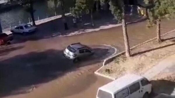 Patlayan su borusunun açtığı çukura otomobil düştü - Sputnik Türkiye