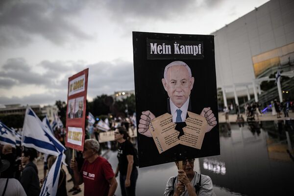 İsrail bayrakları taşıyan protestocular davullar, düdükler ve havalı kornalarla ritim tutarak &quot;demokrasi&quot; sloganları attı. - Sputnik Türkiye