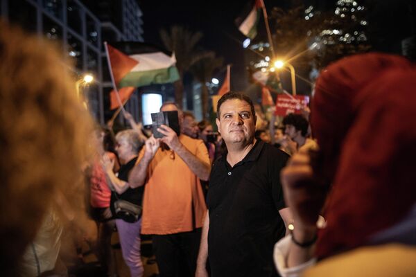 Her hafta olduğu gibi en yoğun katılımın olduğu Tel Aviv&#x27;de protestocular, İsrailli Arap toplumunda artan cinayetlere karşı &quot;hükümetin kayıtsızlığı ve ihmaline&quot; odaklandı. - Sputnik Türkiye