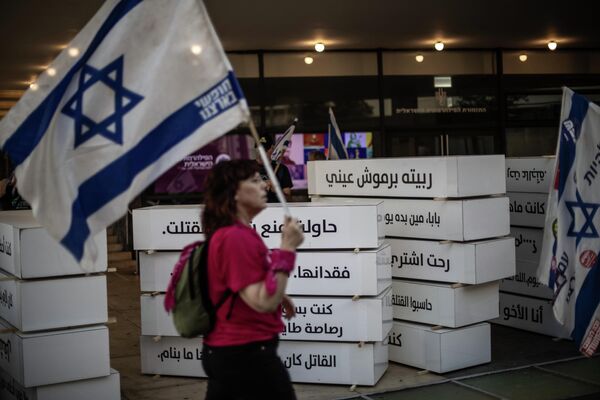 Başta Tel Aviv, Batı Kudüs, Hayfa ve Herzliya gibi kentler olmak üzere ülke genelinde onlarca farklı noktadaki gösterilere on binlerce İsrailli katıldı. - Sputnik Türkiye