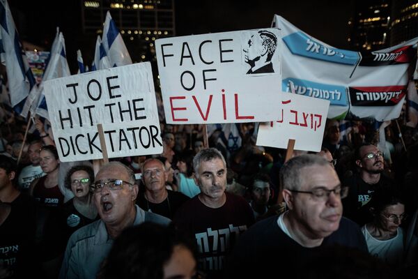 Tel Aviv&#x27;deki bazı protestocular da Ben-Gvir&#x27;in Filistinlilerin hareket özgürlüğüne ilişkin ırkçı sözlerine karşı Filistinlilerle dayanışma amacıyla &quot;Üzgünüm Muhammed&quot; dövizleri taşıdı. - Sputnik Türkiye