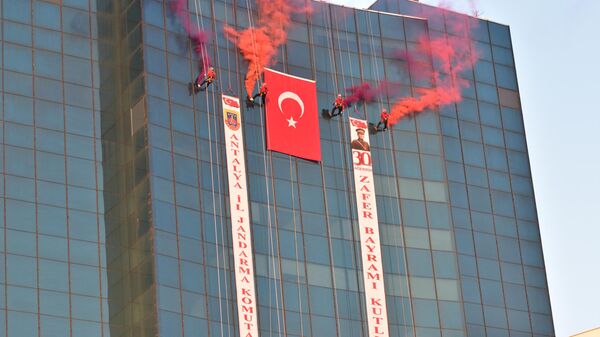 Antalya Jandarma Komutanlığı Arama Kurtarma Timi (JAK), 30 Ağustos Zafer Bayramı için halatla sarktıkları 21 katlı binada Türk bayrağı açtı - Sputnik Türkiye