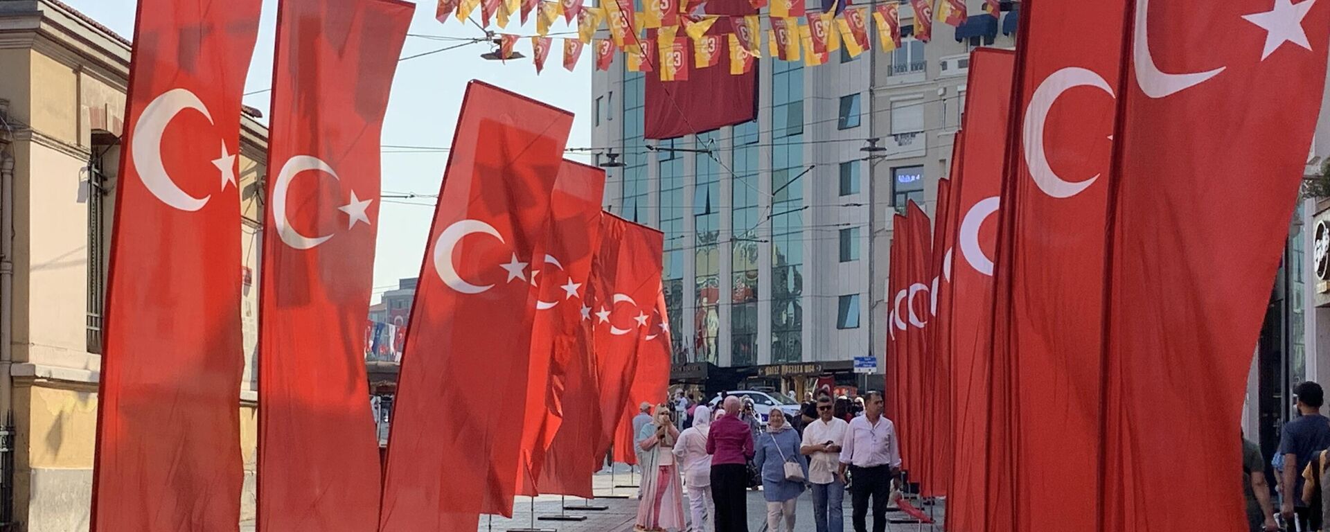 30 Ağustos Zafer Bayramı: İstiklal Caddesi'ne bin 200 Türk bayrağı asıldı - Sputnik Türkiye, 1920, 30.08.2023