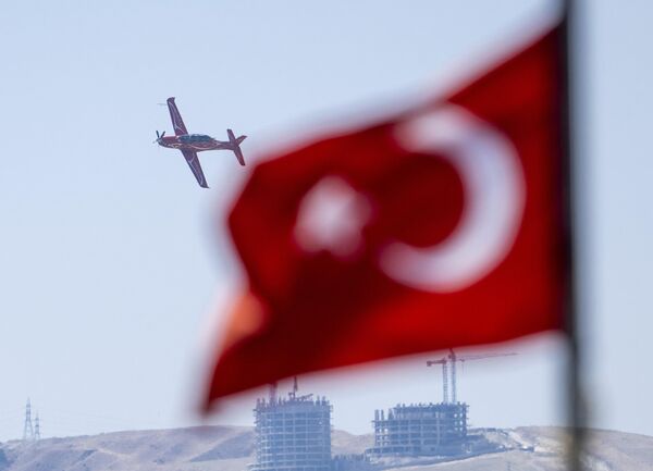 30 Ağustos Zafer Bayramı coşkusunun da yaşandığı festivalde paraşüt eğitimi amacıyla kullanılan uçuş simülasyonu ilgi görüyor. - Sputnik Türkiye
