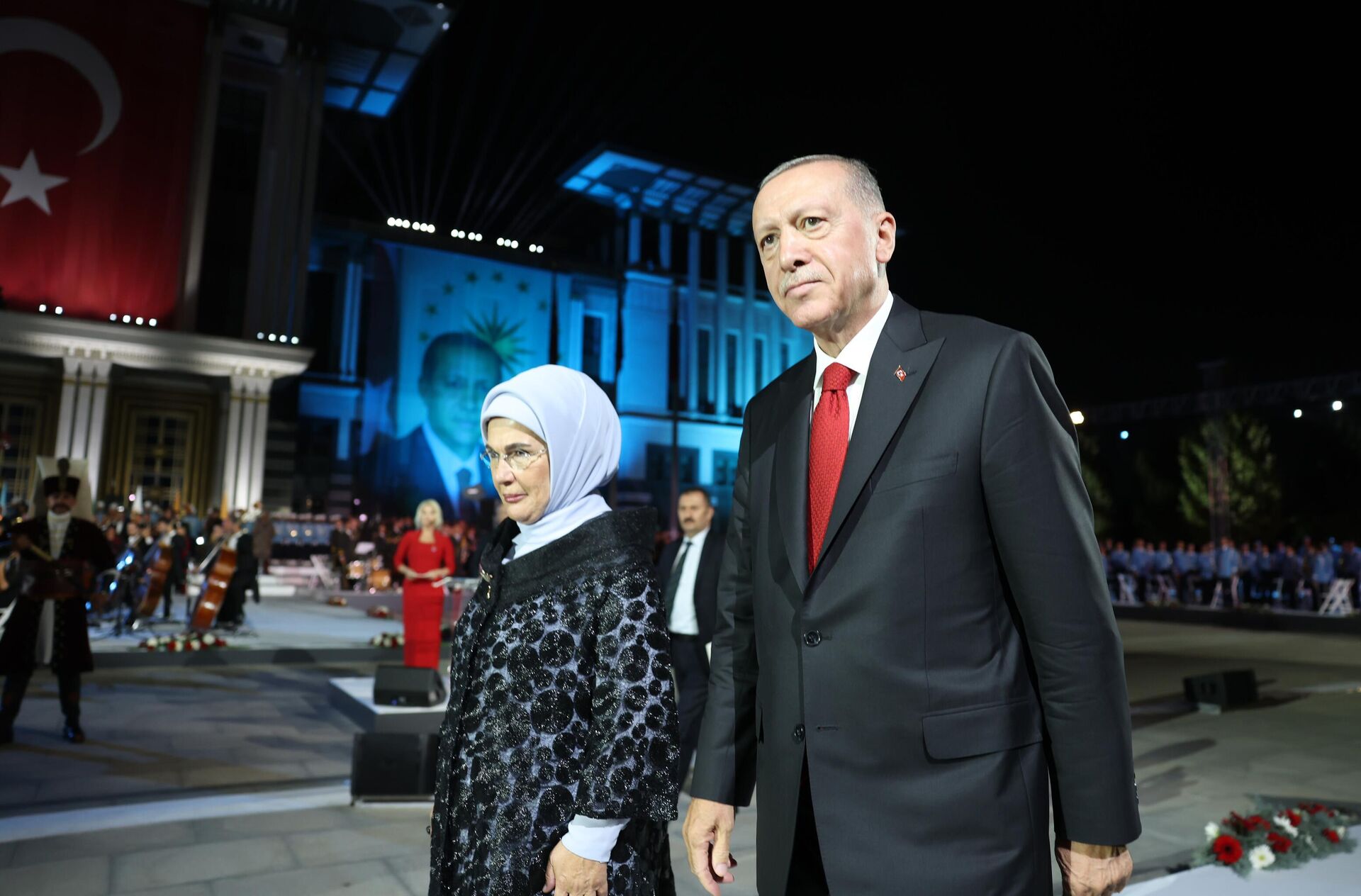 Cumhurbaşkanı Recep Tayyip Erdoğan ile eşi Emine Erdoğan ile, Cumhurbaşkanlığı Külliyesi'nde düzenlenen 30 Ağustos Zafer Bayramı Konseri'ne katıldı.
 - Sputnik Türkiye, 1920, 30.08.2023