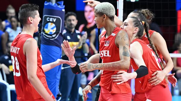 Türkiye A Milli Kadın Voleybol Takımı, 2023 CEV Avrupa Şampiyonası yarı finalinde İtalya ile Brüksel'de karşılaştı. - Sputnik Türkiye