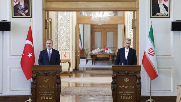 Dışişleri Bakanı Hakan Fidan, İran Dışişleri Bakanı Hüseyin Emir Abdullahiyan ile Tahran'da bir araya geldi. İki Bakan görüşmelerin ardından düzenlenen ortak basın toplantısında açıklamalarda bulundu.  - Sputnik Türkiye