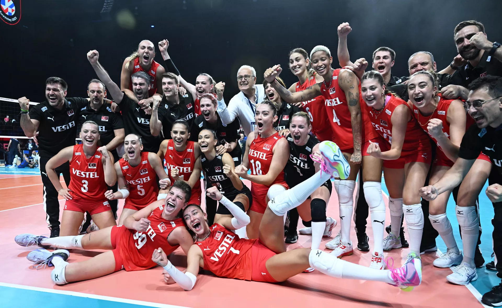 A Milli Kadın Voleybol Takımı, 2023 CEV Avrupa Şampiyonası'nın yarı finalinde son Avrupa şampiyonu İtalya'yı 3-2 yenerek finale yükseldi. Milli voleybolcular maç sonu sevinç yaşadı.  