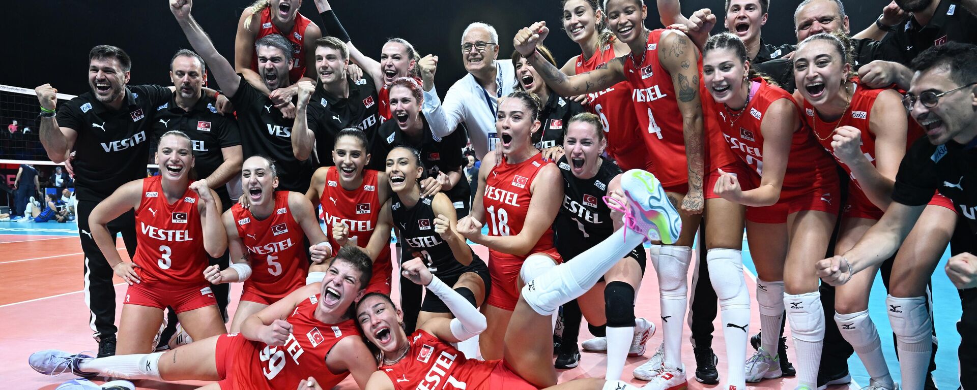 A Milli Kadın Voleybol Takımı, 2023 CEV Avrupa Şampiyonası'nın yarı finalinde son Avrupa şampiyonu İtalya'yı 3-2 yenerek finale yükseldi. Milli voleybolcular maç sonu sevinç yaşadı.   - Sputnik Türkiye, 1920, 04.09.2023