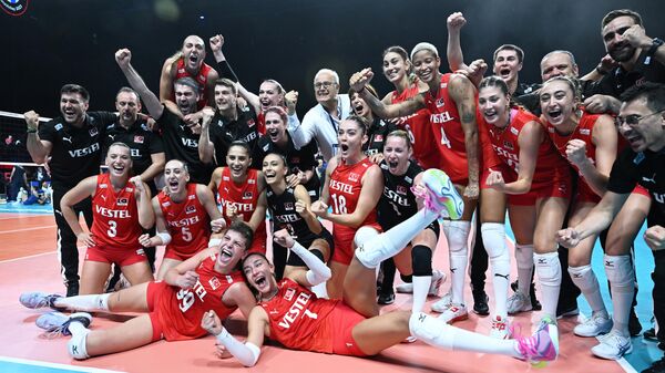 A Milli Kadın Voleybol Takımı, 2023 CEV Avrupa Şampiyonası'nın yarı finalinde son Avrupa şampiyonu İtalya'yı 3-2 yenerek finale yükseldi. Milli voleybolcular maç sonu sevinç yaşadı.   - Sputnik Türkiye