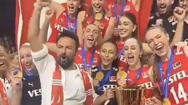 A Milli Kadın Voleybol Takımı şampiyon oldu, Tarkan tribünde dans etti - Sputnik Türkiye