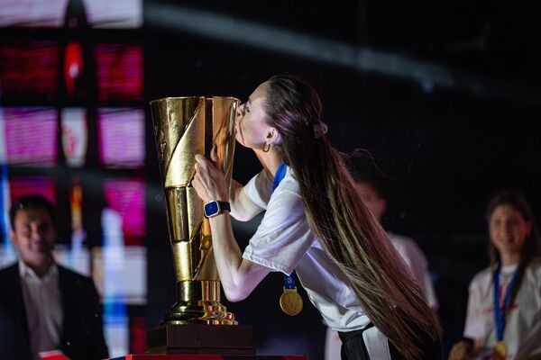 2023 CEV Avrupa Şampiyonası'nda altın madalyanın sahibi olan A Milli Kadın Voleybol Takımı, Türkiye Voleybol Federasyonu'nun (TVF) Galataport’ta düzenlediği etkinlikle şampiyonluğu kutladı.  - Sputnik Türkiye