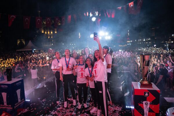 A Milli Kadın Voleybol Takımı, kalabalıkla birlikte doyasıya eğlendi. - Sputnik Türkiye