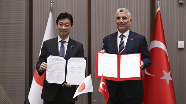 Ticaret Bakanı Ömer Bolat ile Japonya Ekonomi, Ticaret ve Sanayi Bakanı Yasutoşi Nişimura - Sputnik Türkiye
