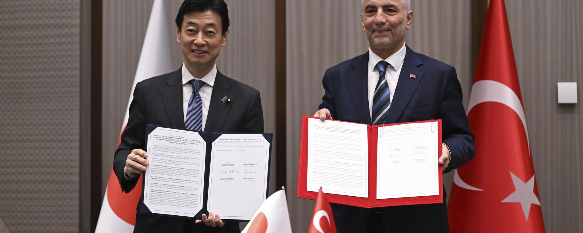 Ticaret Bakanı Ömer Bolat ile Japonya Ekonomi, Ticaret ve Sanayi Bakanı Yasutoşi Nişimura - Sputnik Türkiye, 1920, 05.09.2023