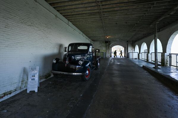 Hapishanenin içerisinde 'Art Deco' lakabı ile 1946 model Chevrolet de sergileniyor.  - Sputnik Türkiye