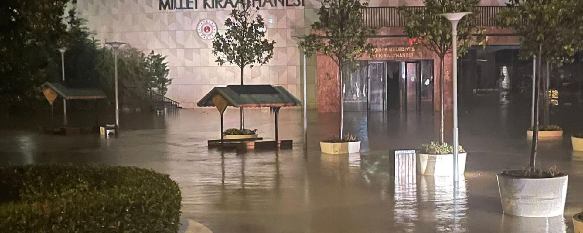İstanbul'un Arnavutköy ve Başakşehir ilçelerinde etkili olan kuvvetli yağış nedeniyle yollarda su birikintileri oluştu, sürücüler ilerlemekte zorluk çekti. Başakşehir Millet Kıraathanesi'nde yaşanan su baskını sonrası belediye ekiplerince vatandaşlar buradan tahliye edildi.
 - Sputnik Türkiye, 1920, 05.09.2023