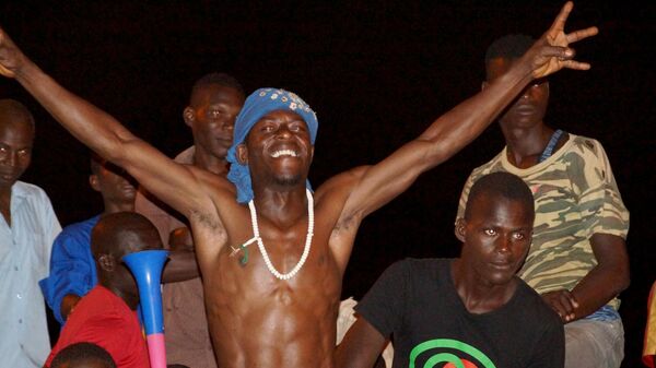 Nijer'de ülkede konuşlu Fransız askerlerinin gitmesi için gösteri düzenlendi. Yüzlerce Nijerli, başkent Niamey'deki Fransız askeri üssü önünde toplandı.  - Sputnik Türkiye