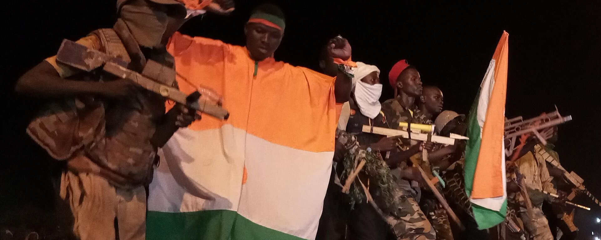Nijer'de ülkede konuşlu Fransız askerlerinin gitmesi için gösteri düzenlendi. Yüzlerce Nijerli, başkent Niamey'deki Fransız askeri üssü önünde toplandı.  - Sputnik Türkiye, 1920, 12.12.2023