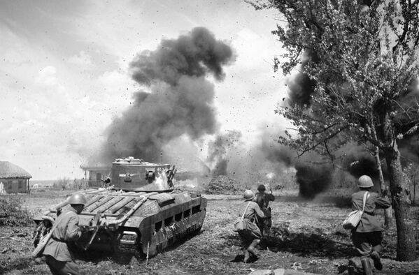 Тяжелые бои в районе реки Северский Донец во время Донбасской стратегической наступательной операции, август 1943 - Sputnik Türkiye