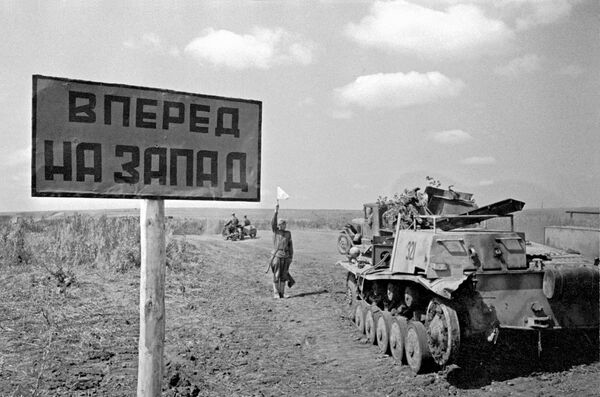 Щит с надписью Вперед на Запад на одной из фронтовых дорог Донецкой области, июнь 1943 - Sputnik Türkiye