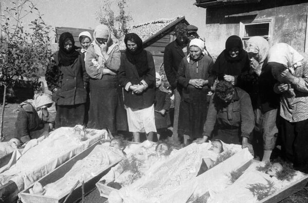 Сельские жители во время похорон односельчан, зверски замученных и убитых гитлеровцами на Донбассе  - Sputnik Türkiye