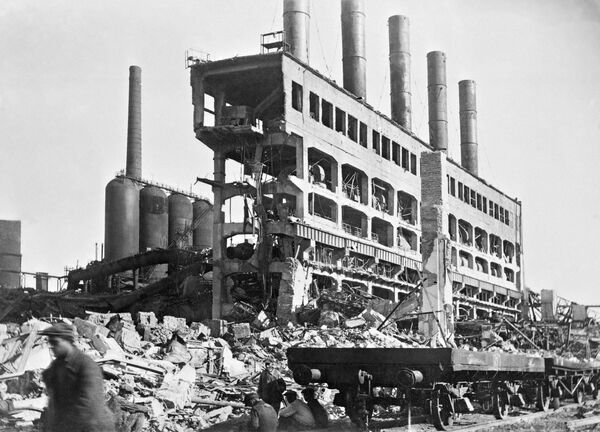 Разрушенная фашистами при отступлении воздуходувная станция в Мариуполе, сентябрь 1943 - Sputnik Türkiye