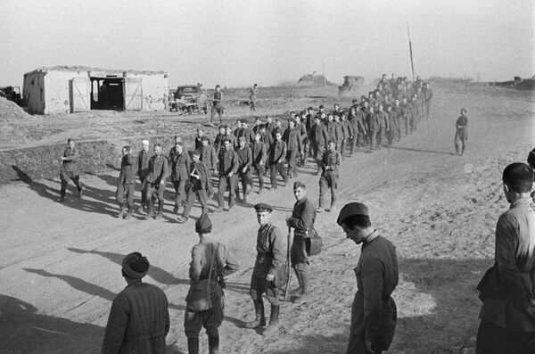 Колонна пленных немцев в районе города Змиев, освобожденного в ходе Донбасской стратегической наступательной операции, сентябрь 1943 - Sputnik Türkiye