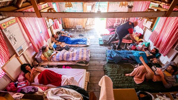 Karadağ'ın Niksic kenti yakınlarında bulunan Brezna Etno köyünde, ülkenin mizahi geleneklerinden uzun yatma yarışması 22 gündür sürüyor. - Sputnik Türkiye