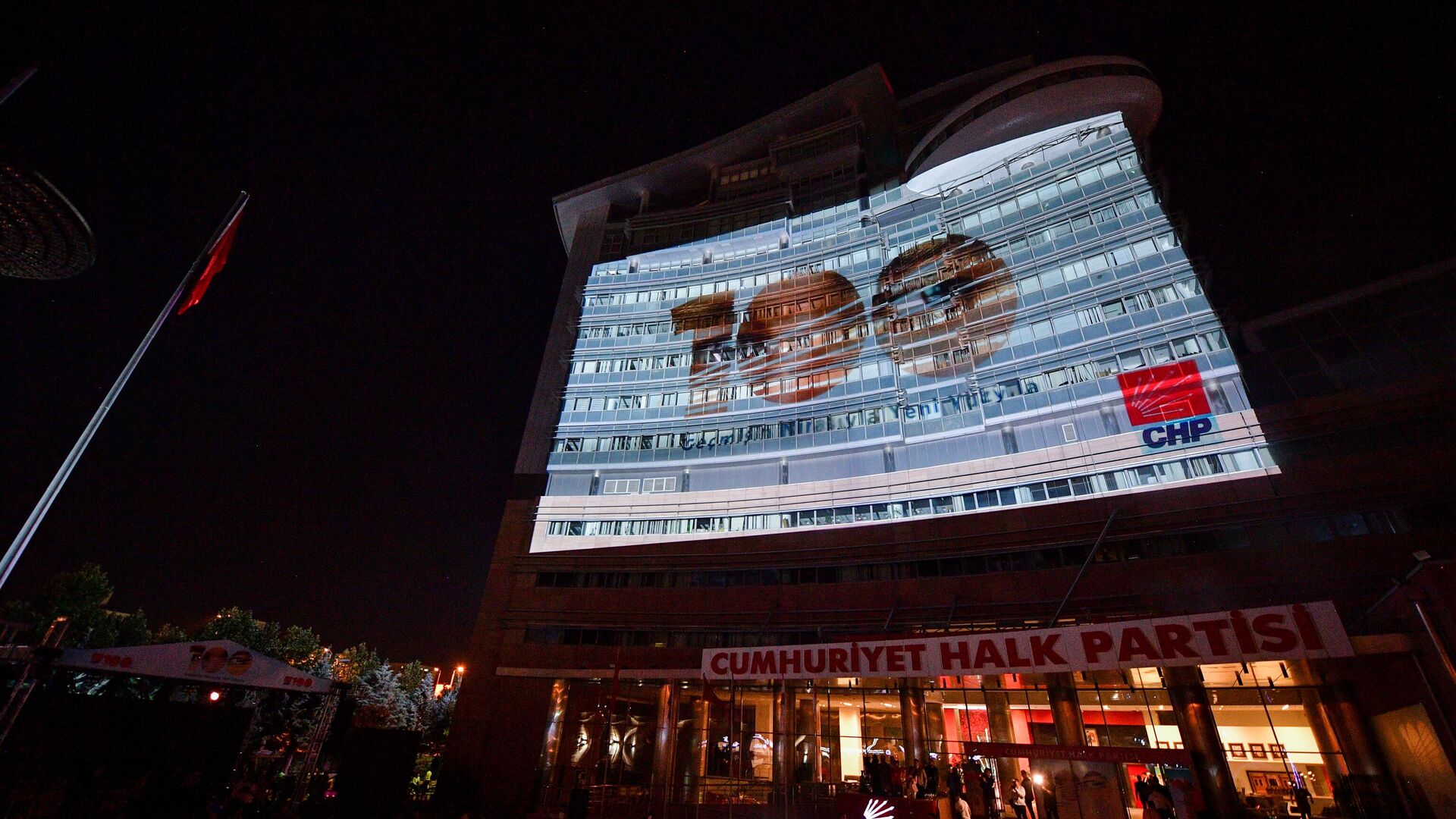 CHP Genel Başkanı Kemal Kılıçdaroğlu, eşi Sayın Selvi Kılıçdaroğlu ile birlikte 3 gün sürecek olan Cumhuriyet Halk Partisi 100. Yıl Etkinliklerinin ilkine katıldı.  - Sputnik Türkiye, 1920, 11.03.2025