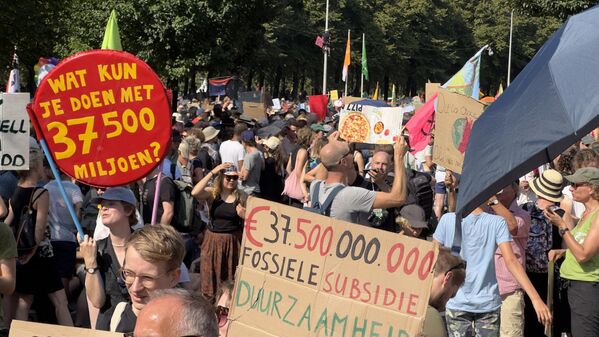 Petrol, kömür ve gaz kullanımının sonlandırılmasını isteyen göstericiler, hükümetin fosil yakıt politikasını eleştirdi. - Sputnik Türkiye