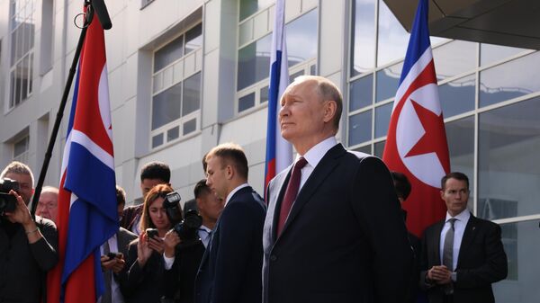 Rusya Devlet Başkanı Vladimir Putin ve Kuzey Kore lideri  Kim Yong-un Vostoçnıy Uzay Üssü'nde bir araya geldi. - Sputnik Türkiye